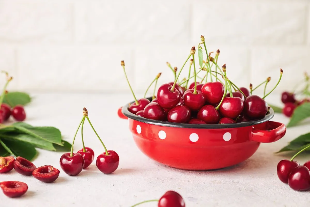 A ropogós, zamatos cseresznyét sokféleképpen felhasználhatjuk, de a szárát sem érdemes kidobni /Fotó: Shutterstock