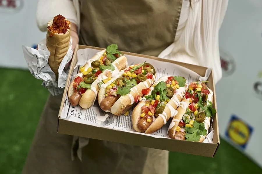 A amerikai stílusú hot dog-ban klasszikus grillkolbász, kukorica és jalapeno is volt,  és egy korianderes-pirospaprikás tejfölmárással volt megbolondítva (Fotó: MOL Zrt.)