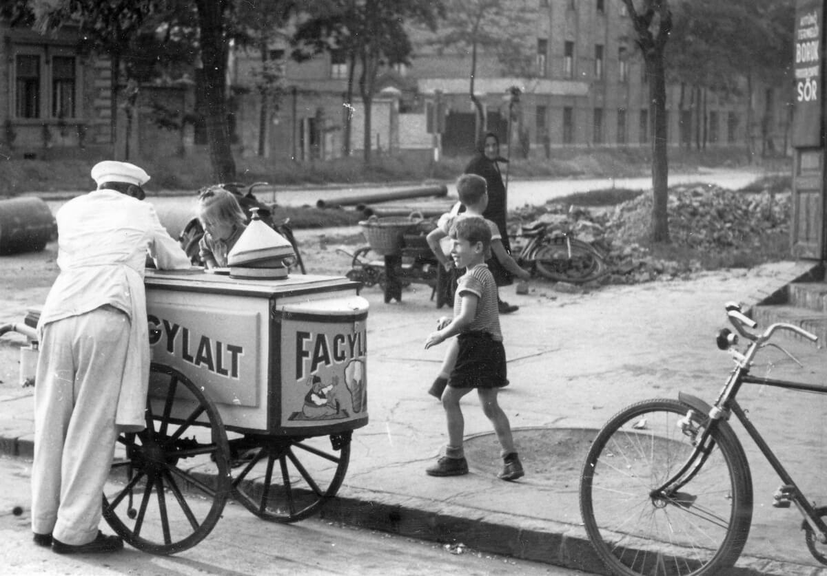 Fagylaltoskocsival Szegeden, 1959-ben /Fotó: Fortepan / Jurányi Attila