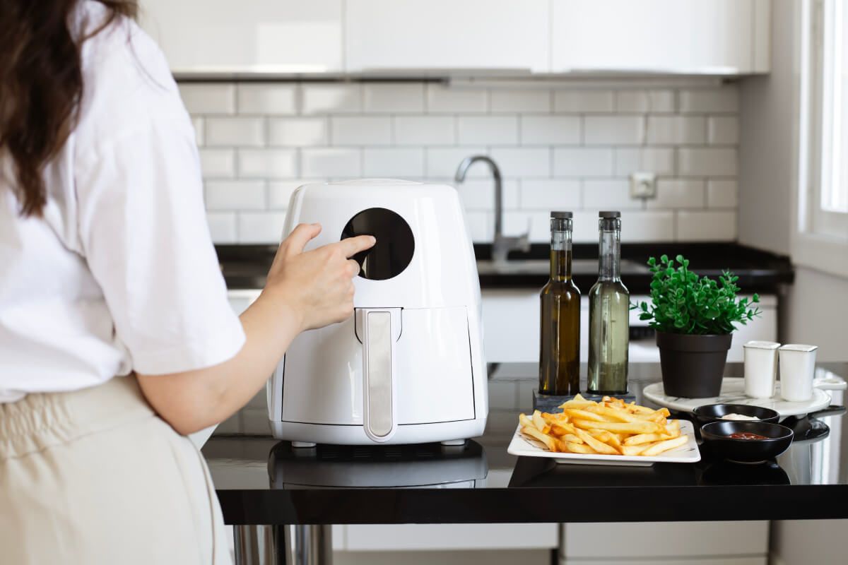 Az air fryer a fiatalok és az idősek körében egyaránt népszerű /Fotó: Shutterstock