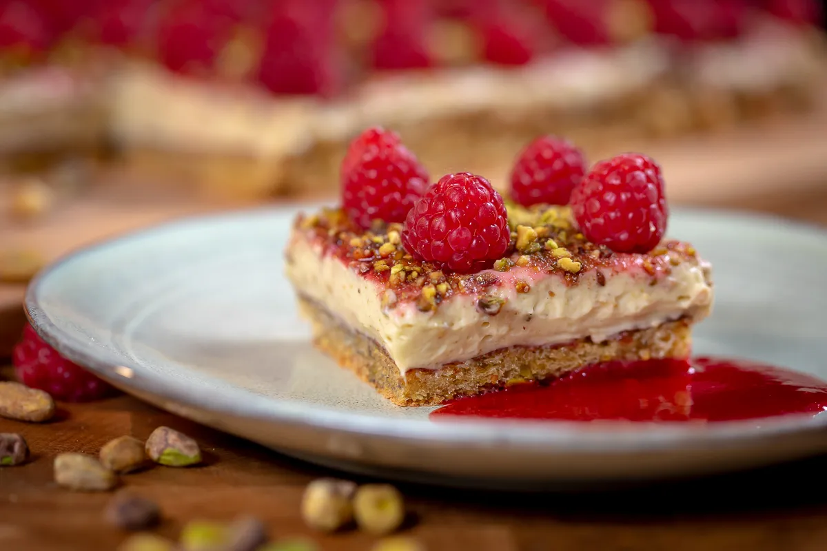 Málnás-pisztáciakrémes álomsüti recept
