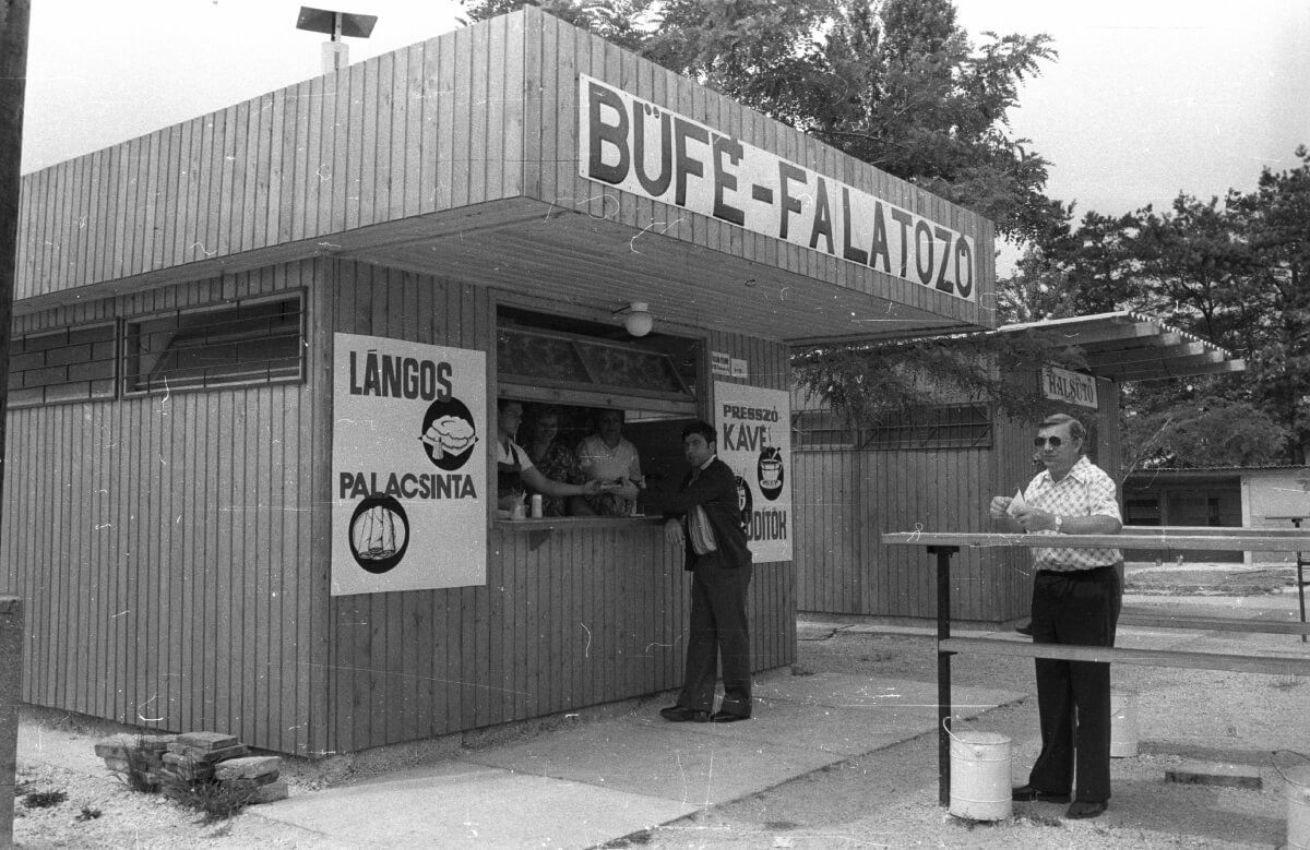 Így nézett ki a balatonfűzfői strandbüfé 1981-ben /Fotó: Fortepan / Bauer Sándor