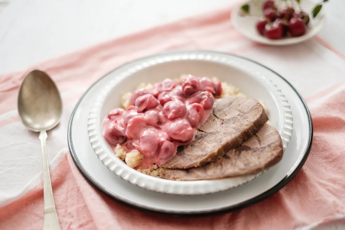 Főtt marhaszelet meggymártással, pirított darával recept