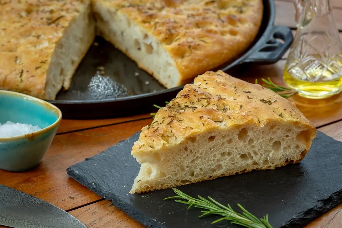 Rozmaringos-kovászos focaccia, íme a recept videón /Fotó: Mindmegette