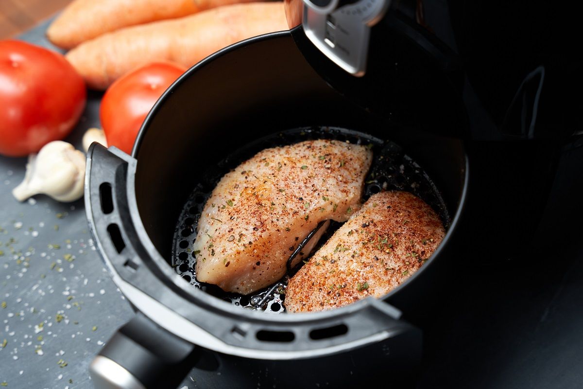 A száraz fűszereket szétfújja az air fryer /Fotó: Shutterstock