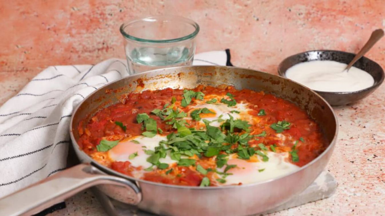 Mediterrán lecsó tükörtojással (Shakshuka)  recept