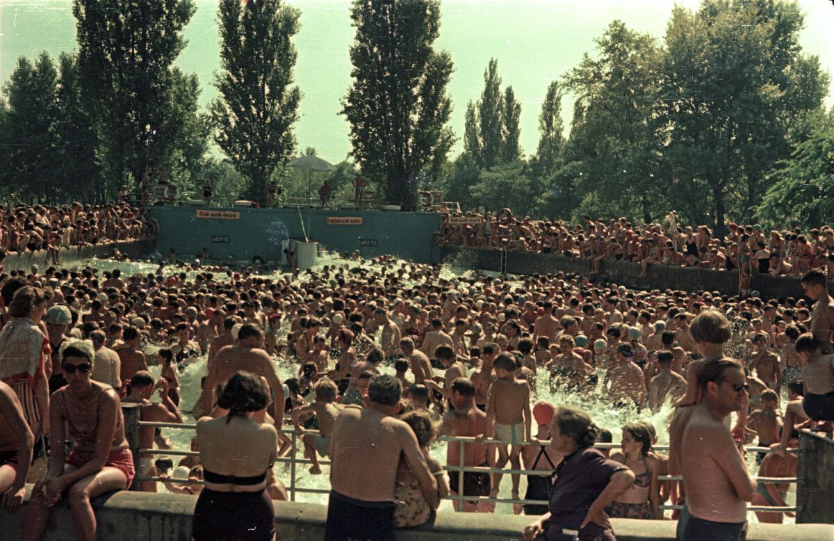 Hatalmas tömeg a margitszigeti Palatinus strandon, 1953-ban /Fotó: Fortepan / Horváth Miklós dr