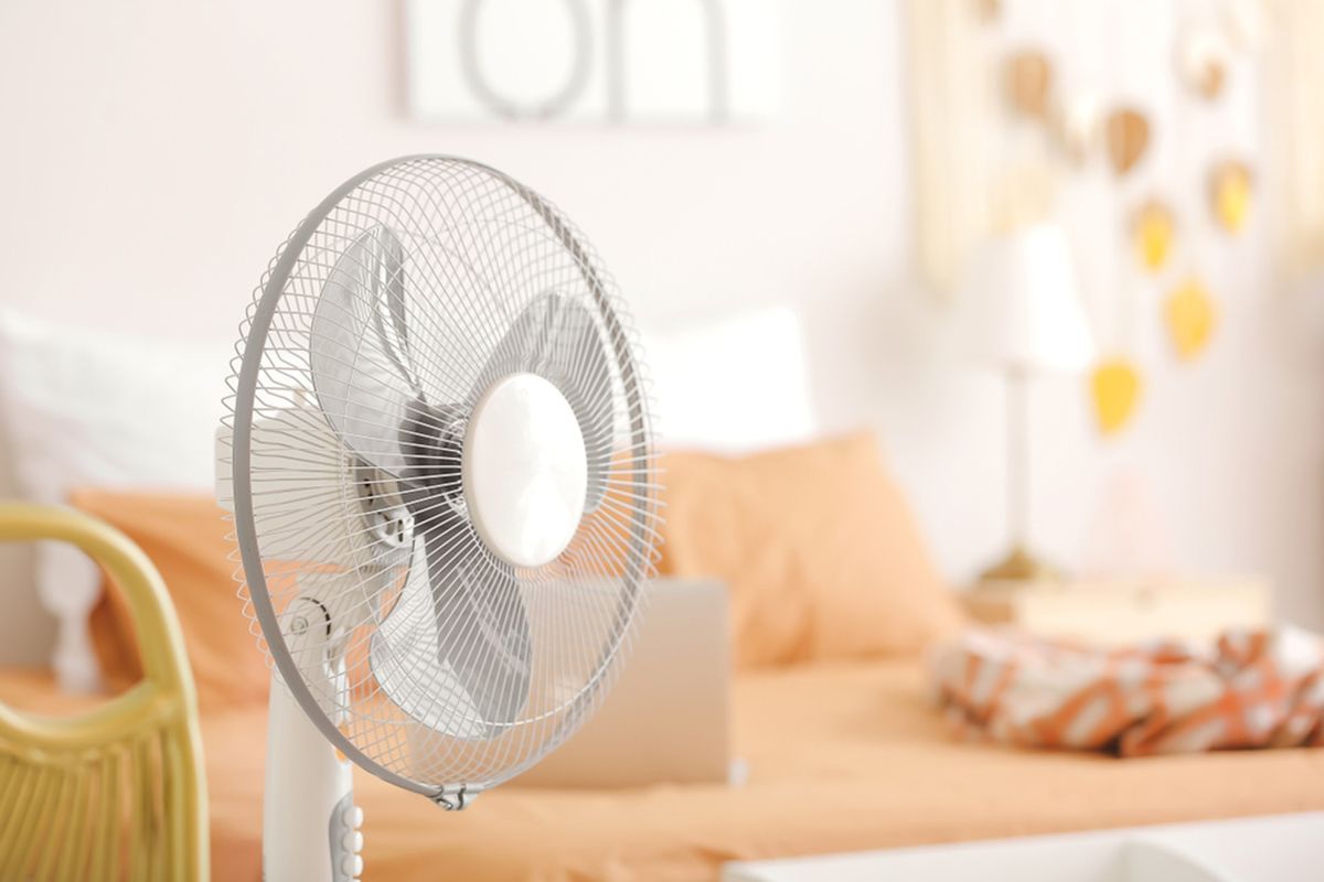 A ventilátor javítja a komfortérzetünket, de a lakás hőmérsékletét nem csökkenti /Fotó: Shutterstock