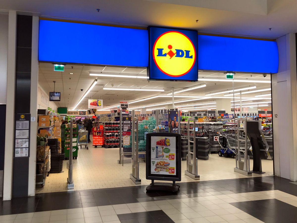 Többek között a Lidl üzletei is meghosszabbított nyitvatartással várja a vásárlókat /Fotó: Shutterstock