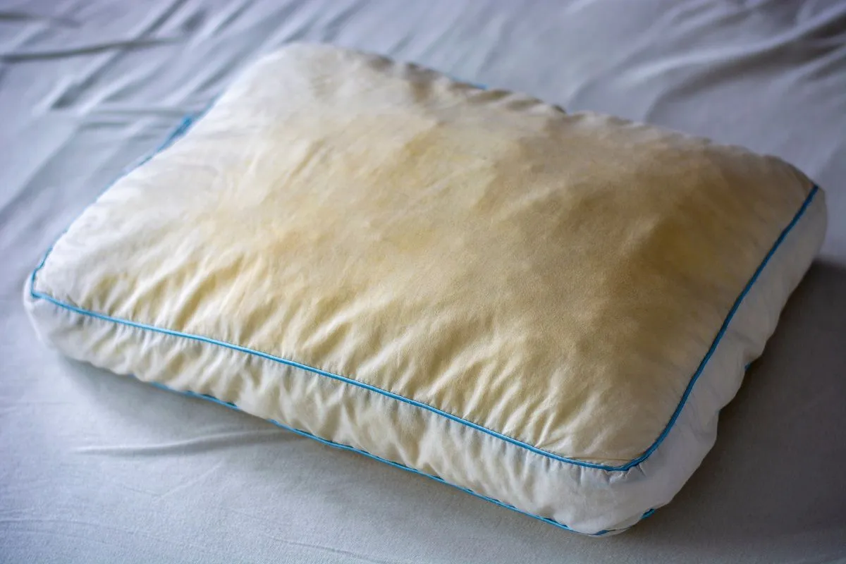 Ha a párna nagyon foltos vagy sárga, akkor nem tisztítani, hanem lecserélni kell /Fotó: Shutterstock