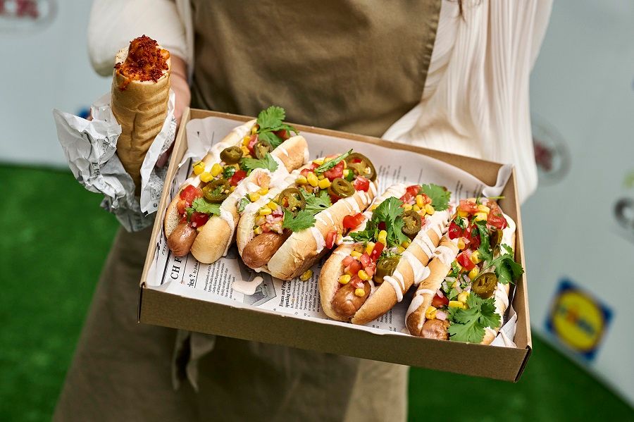 A amerikai stílusú hot dog-ban klasszikus grillkolbász, kukorica és jalapeno is volt,  és egy korianderes-pirospaprikás tejfölmárással volt megbolondítva (Fotó: MOL Zrt.)