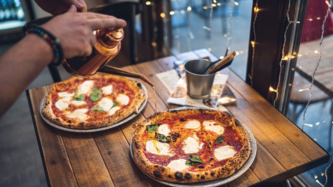 Hosszabb nyitvatartással, fél árú pizzák várnak az éttermek az első Nápolyi Pizzériák Éjszakáján /Fotó: Shutterstock