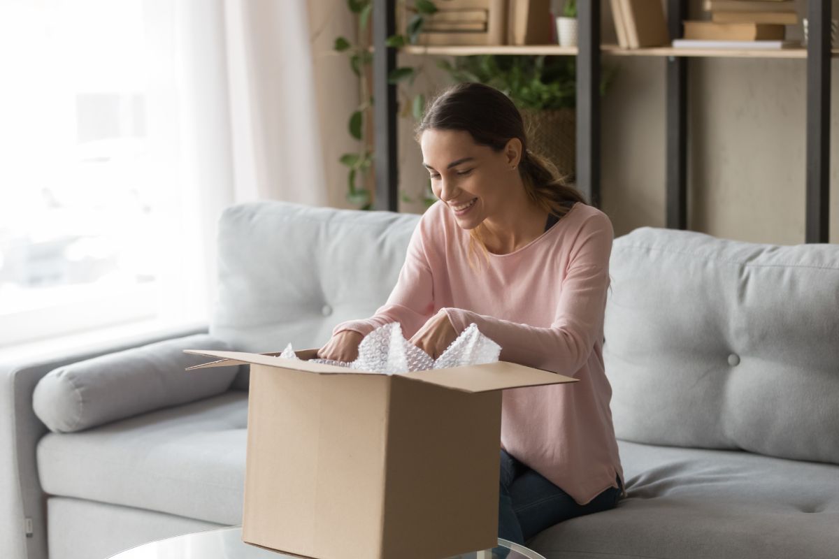 Nem minden online vásárlás után tudunk ilyen önfeledten mosolyogni... / Fotó: Shutterstock