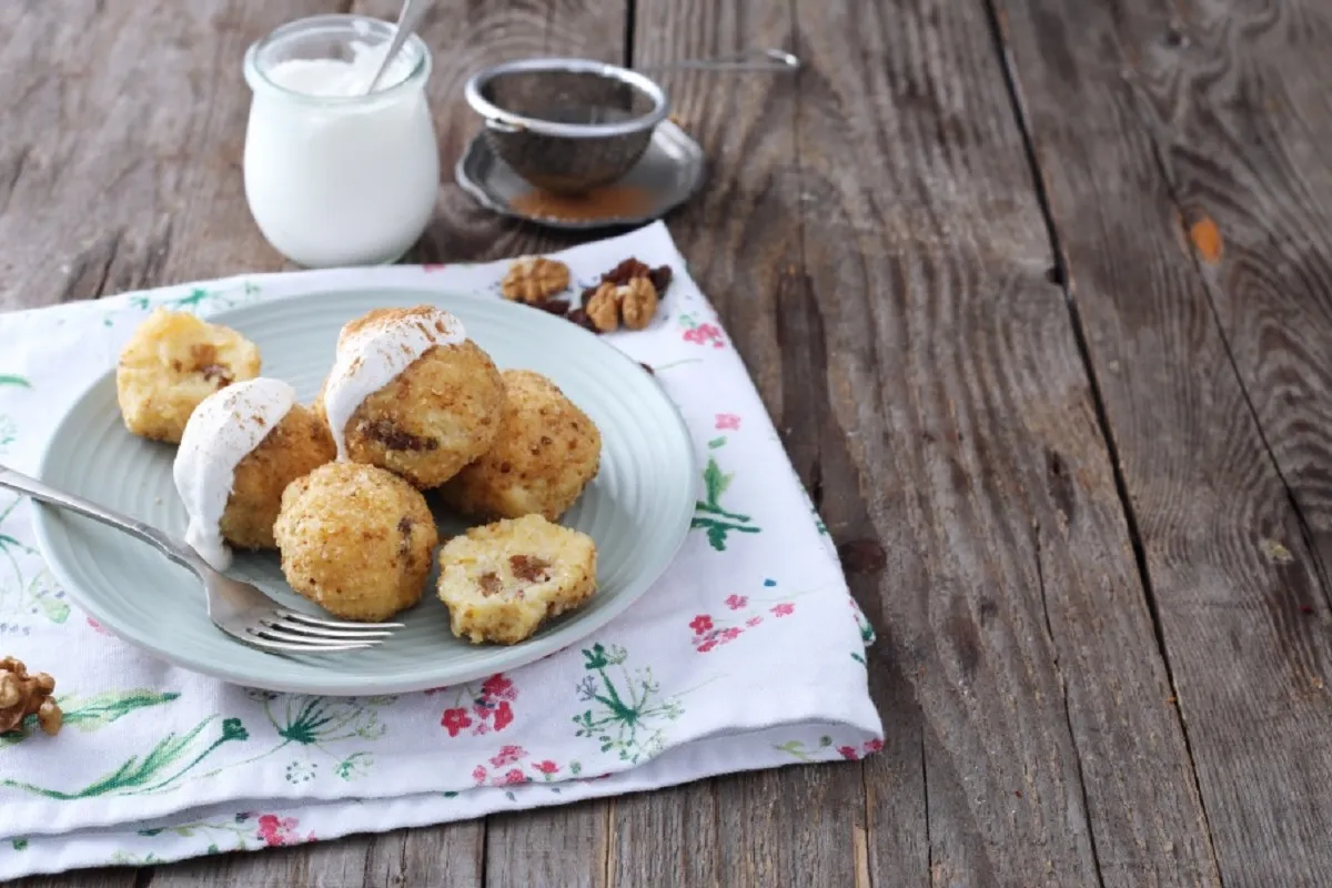 Édes mazsolás puliszkagombócok recept