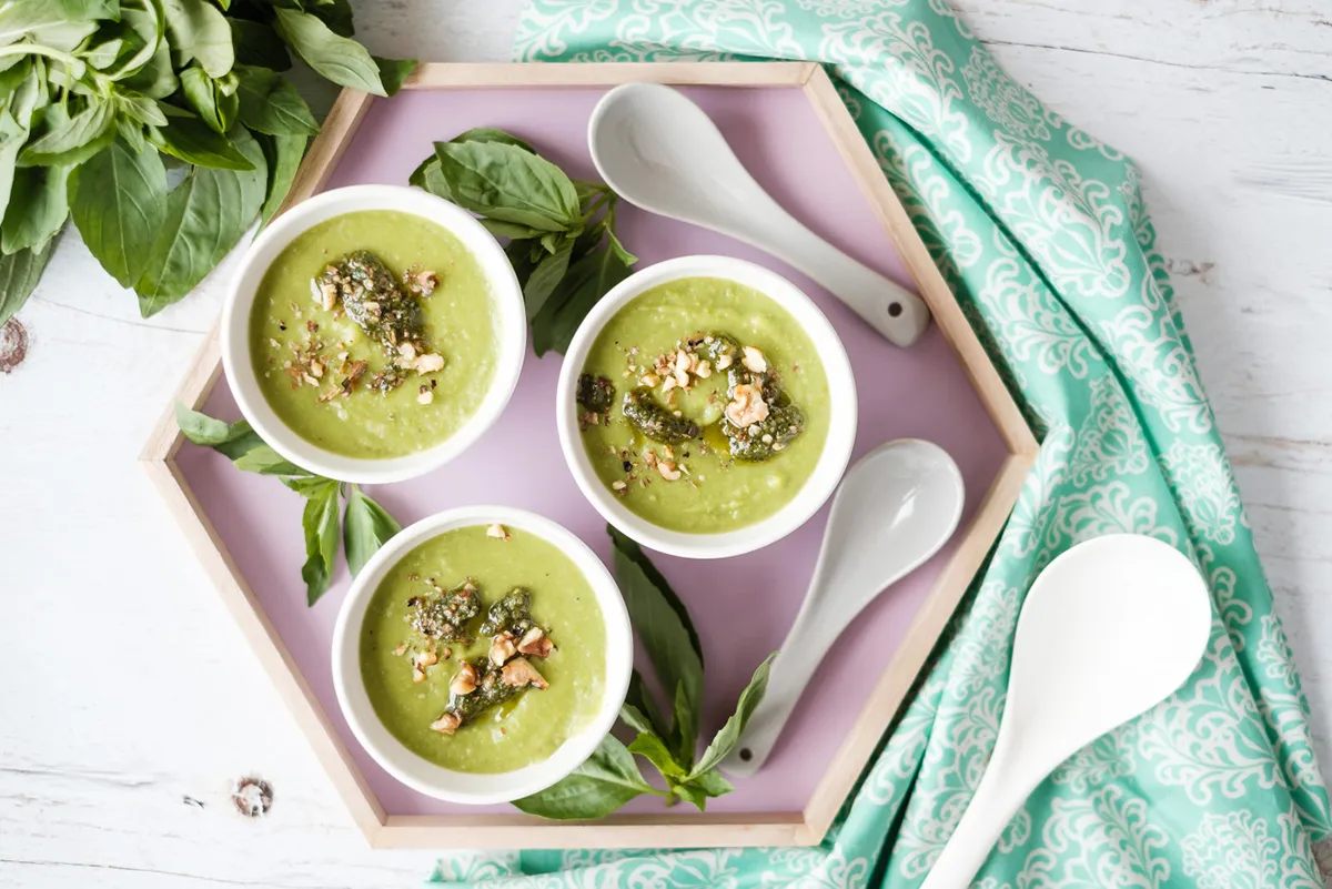 Zöldborsókrémleves diós bazsalikompestóval recept