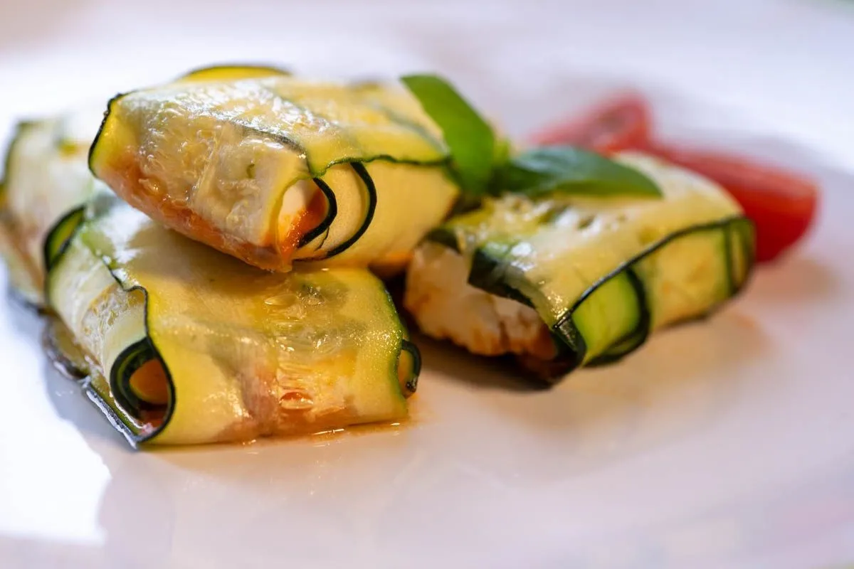 Sajtos cukkinibatyu: egy tökéletes könnyű, nyári étel / Fotó: Mindmegette