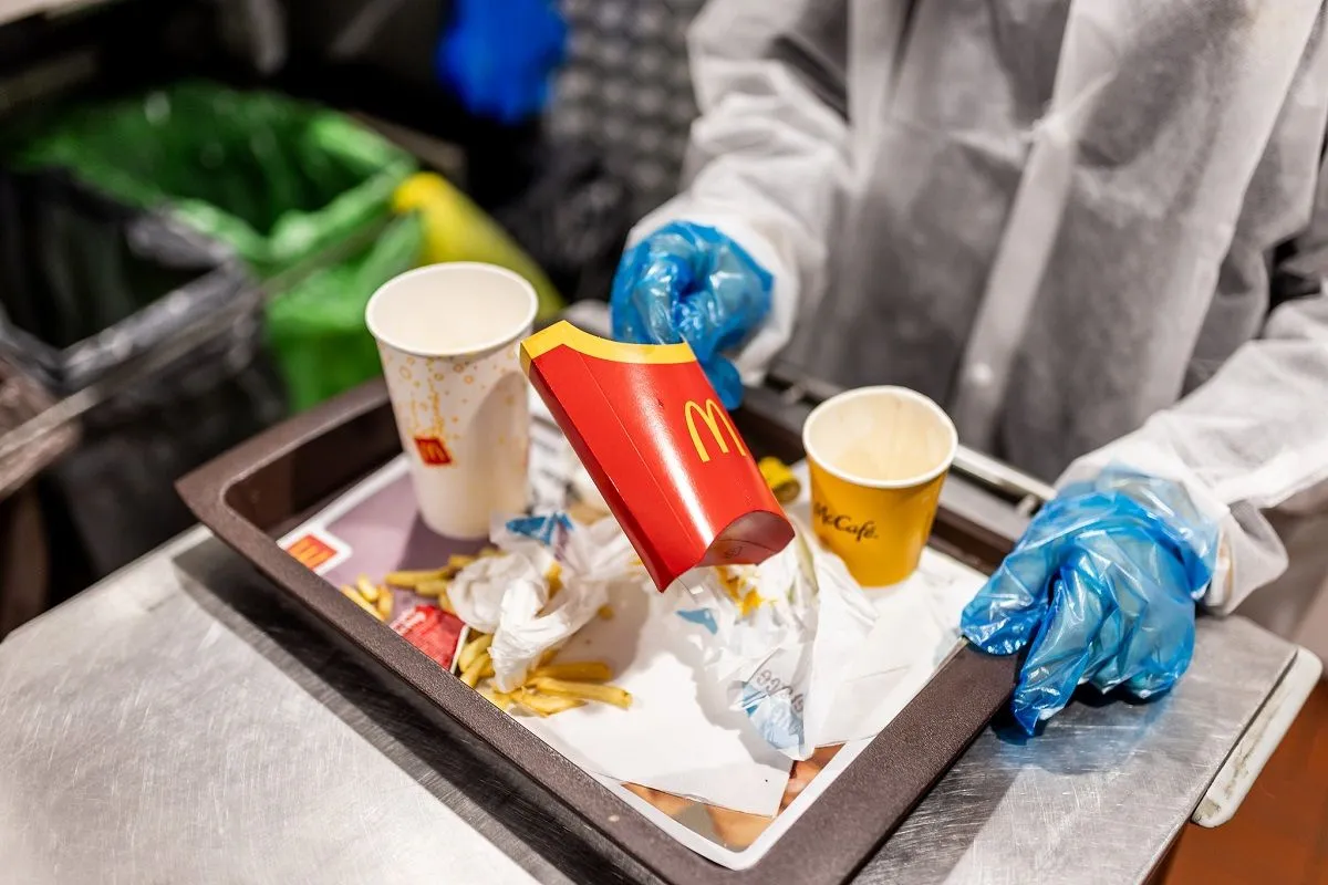 Hova kerülnek a McDonald'sban, a tálcán hagyott hulladékok? /Fotó: Noguchi