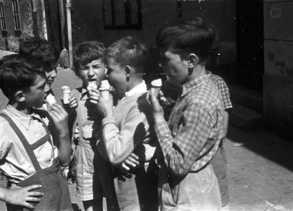 Gyerekek fagylaltoznak Győrben, 1957-ben /Fotó: Fortepan / Lencse Zoltán