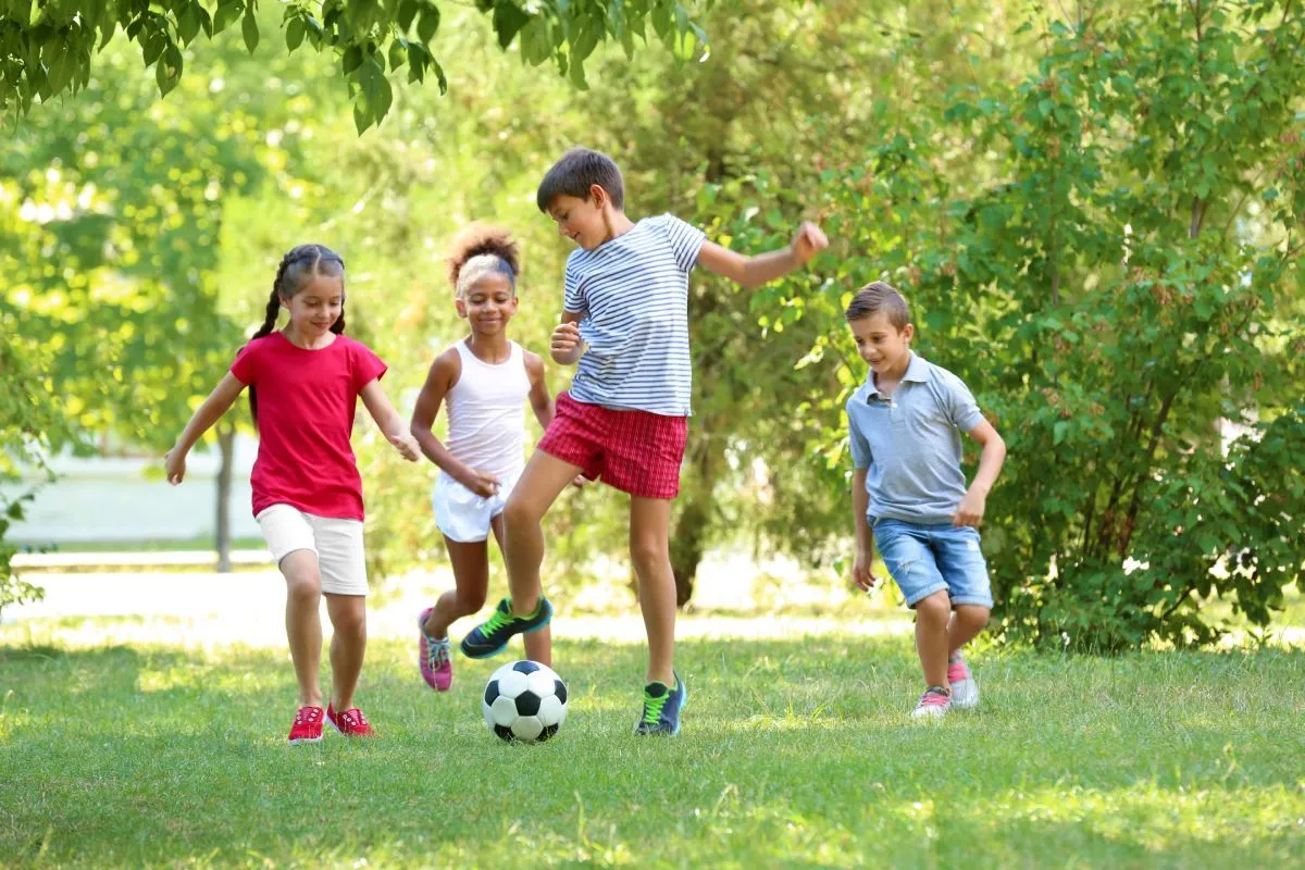 A szabadban mozgással töltött idő nagyon fontos / Fotó: Shutterstock