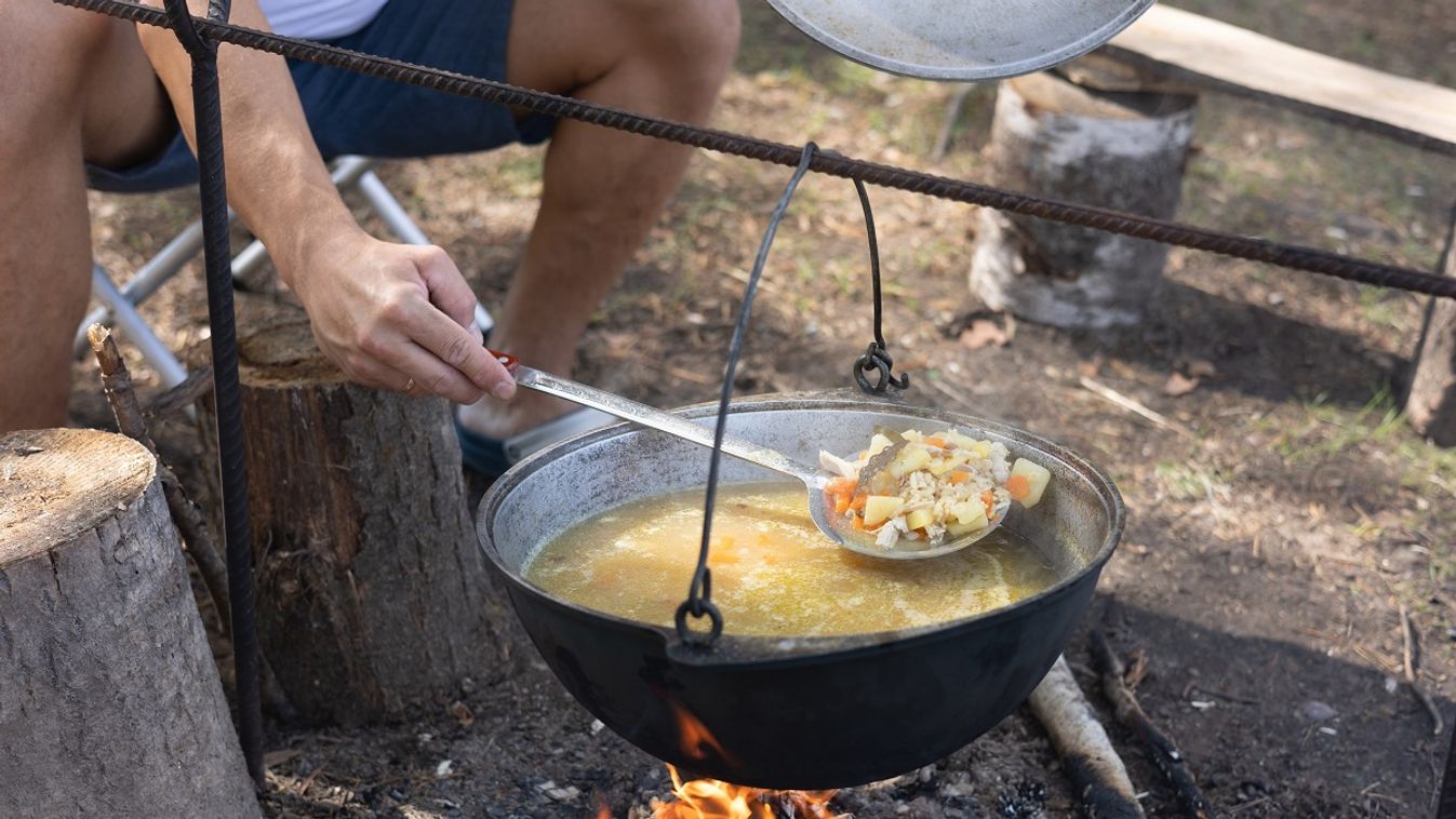 Így rakj tüzet bográcsozás során /Fotó: Shutterstock