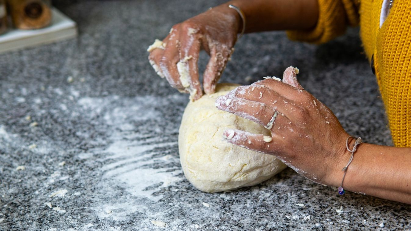 Close,View,Of,Woman,Hands,Kneading,Dough,In,A,Kitchen