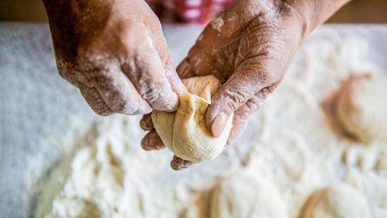 Ettől a mozdulattól minden kelt tészta puhább lesz! Íme a virgolás, amit neked is meg kell tanulnod