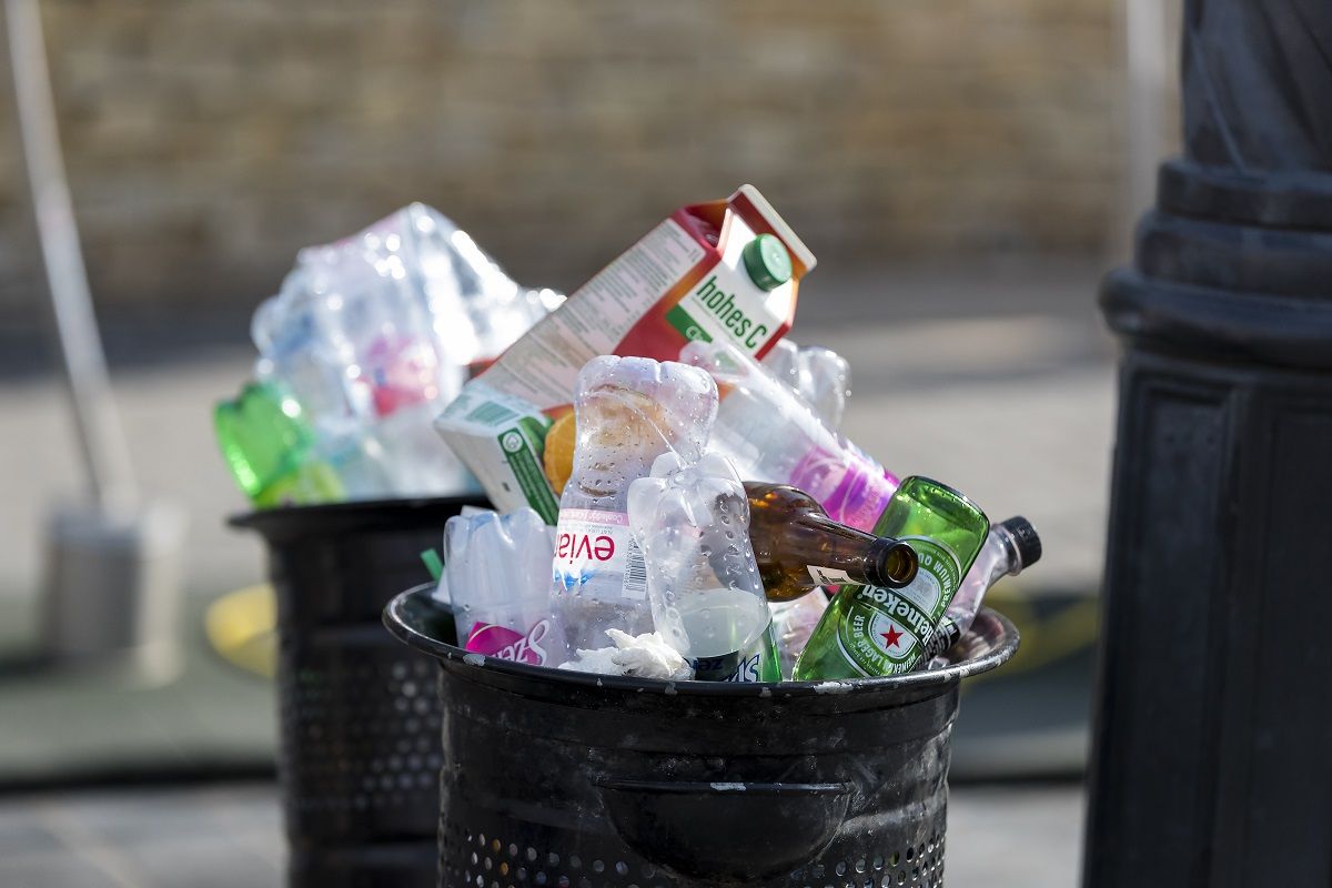 Sokan a betétdíjas palackok miatt feltúrják a köztéri szemeteseket (Illusztráció) /Fotó: Shutterstock