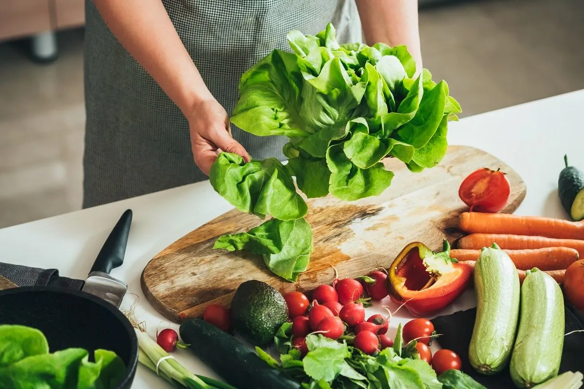 Létezik egy egyszerű trükk, amelynek segítségével akár egy hétig is friss marad a hűtőben a saláta / Fotó: Shutterstock