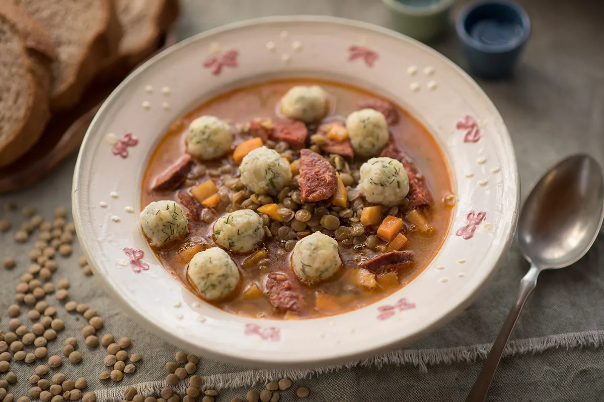 Kolbászos lencseleves kapros krumpligombóccal recept