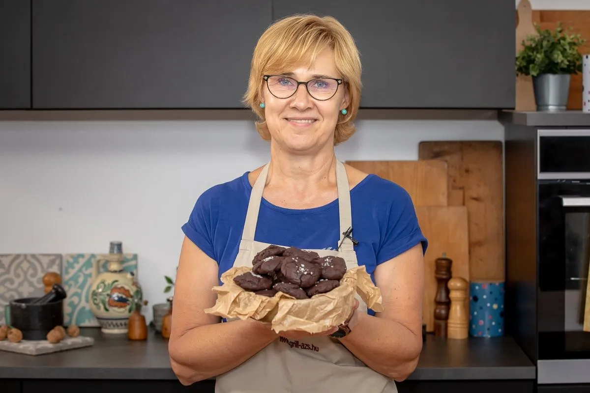 Farkasinszki Ildikó bemutatja, hogyan készül a sós brownie-keksz /Fotó: Mindmegette