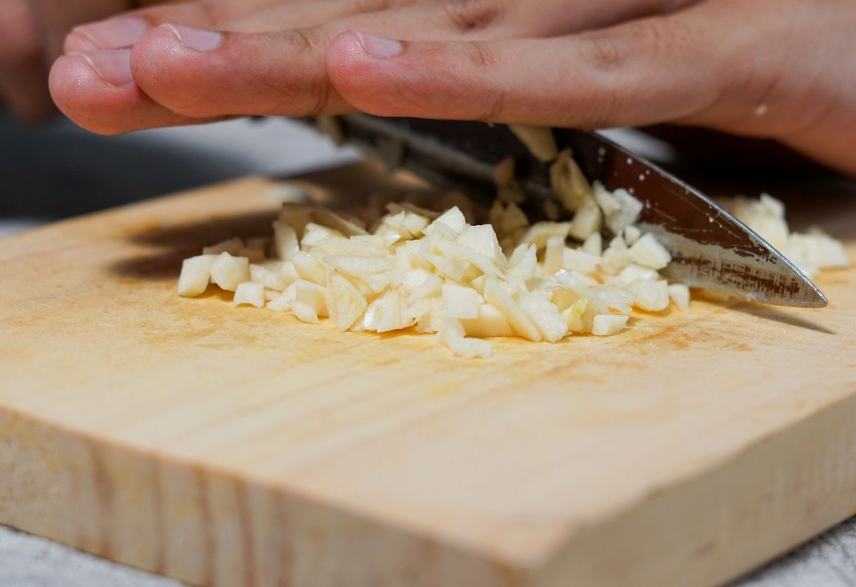 Apróra vágott fokhagymával is ízesíthetjük a fagyasztott zöldségeket / Fotó: Shutterstock