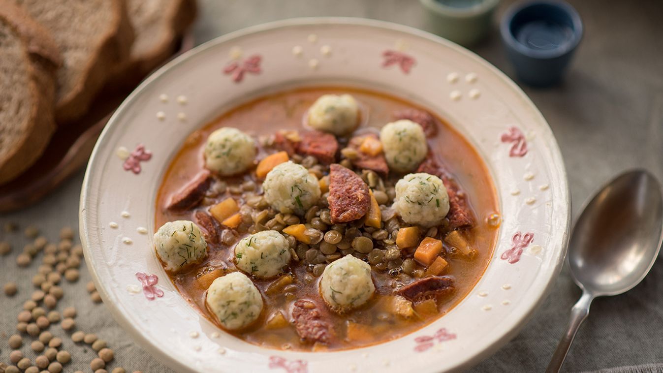 Kolbászos lencseleves kapros krumpligombóccal recept