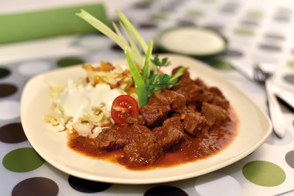 Borjúpaprikás juhtúrós csuszával recept
