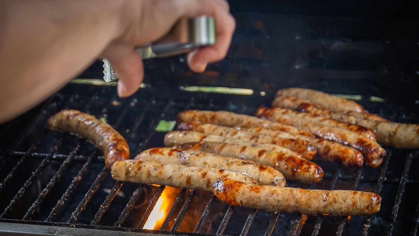 Grillezés, grillkolbász /Fotó: Shutterstock