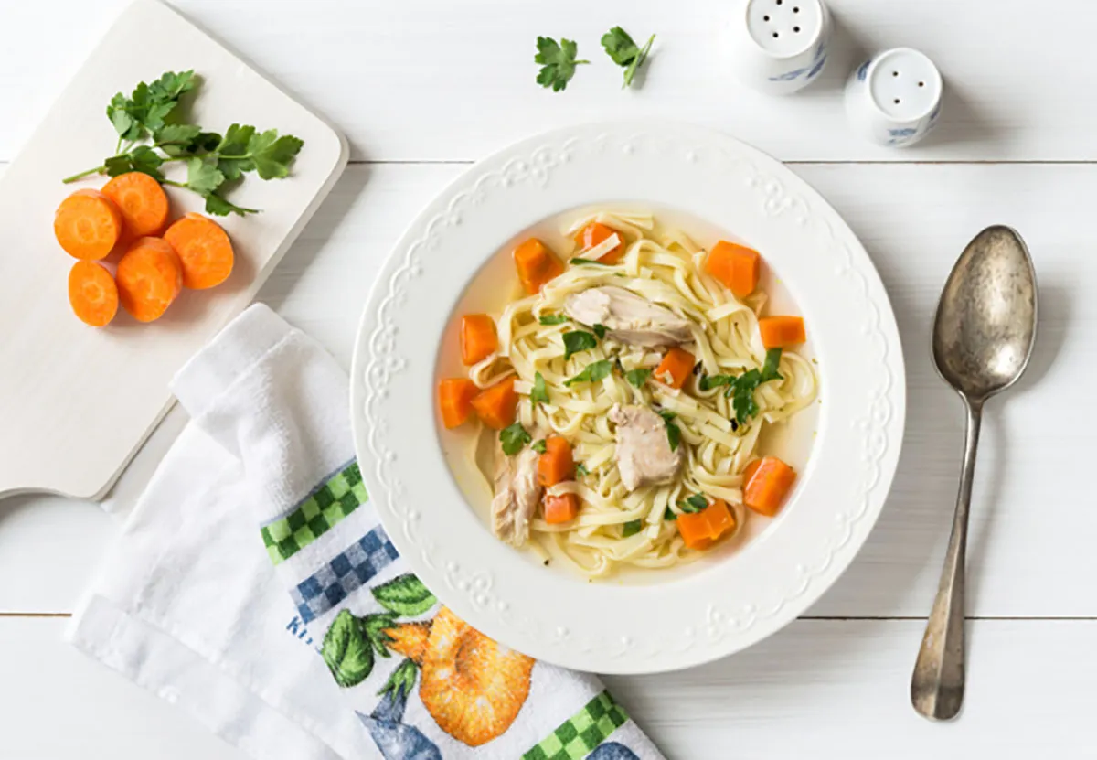 Csirkehúsleves hosszú metélttel recept