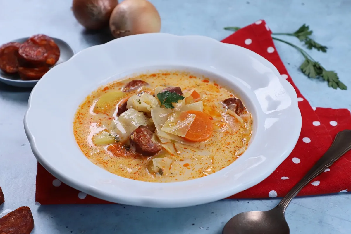Kolbászos krumplileves káposztával recept
