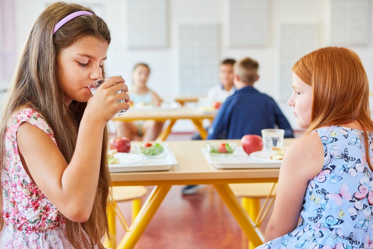 A gyerekeknek óránként meg kellene inniuk egy pohár vizet / Fotó: Shutterstock