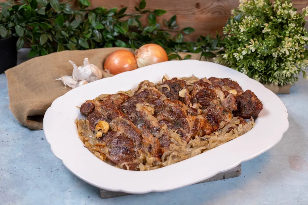 A lassan sült fehérboros tarja hosszú sütés után lesz igazán puha és szaftos, vasárnapi főételnek tökéletes