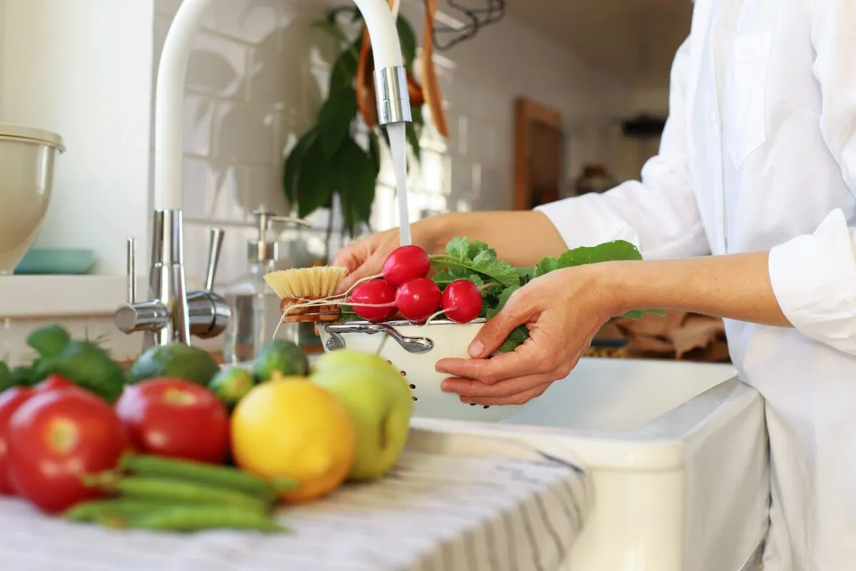 A vastagabb héjú gyümölcsöket, zöldségeket egy puha kefével is átdörzsölhetjük /Fotó: Shutterstock