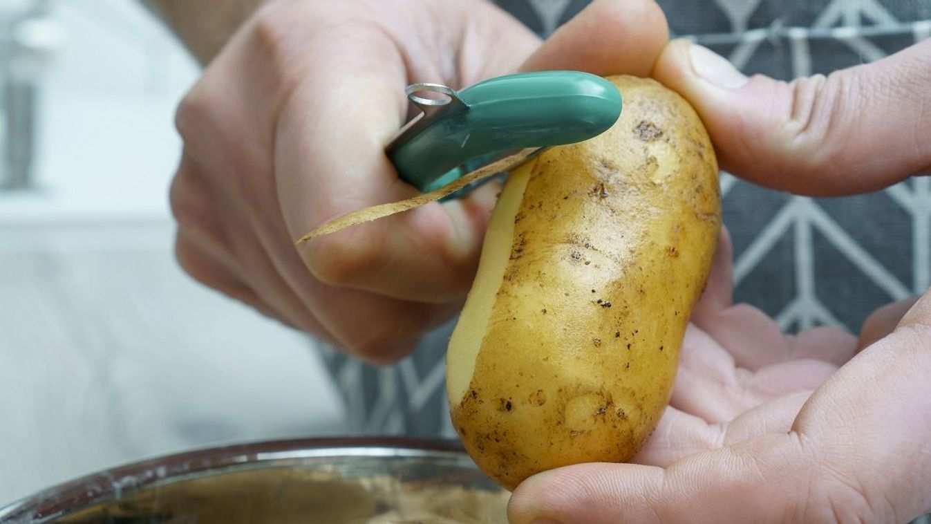 Male,Hands,Peeling,Fresh,Potato,With,Peeler,Over,Bowl,Of