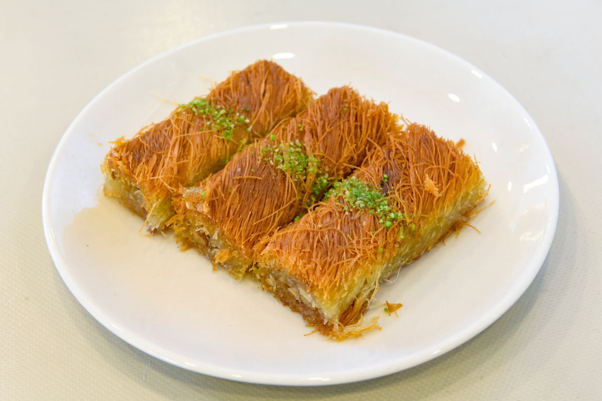 Pistachio,Kadayif,On,A,Plate.,Turkish,Dessert,Kadayif,With,Pistachio