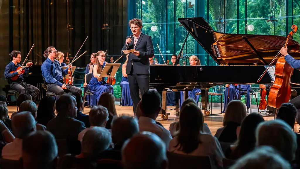 Bucz Magor Junior Prima-díjas zeneszerző, az est műsorvezetője, és a Junior Prima- és Artisjus-díjas Anima Musicae Kamarazenekar