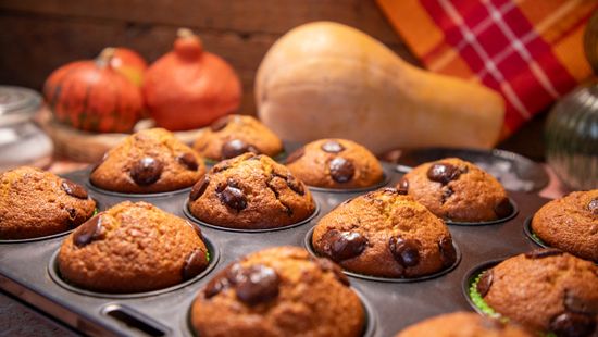 Az ősz kedvenc zöldsége édességben is mennyei: így készül a sütőtökös muffin csokoládédarabkákkal