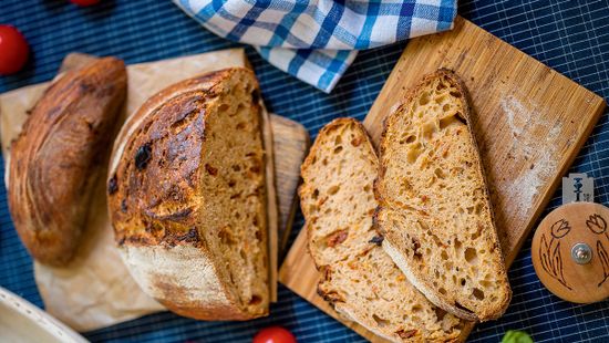 Ha otthon sütnél kenyeret, legyen ez az első recept, amit kipróbálsz: bazsalikomos, aszalt paradicsomos kovászos kenyér