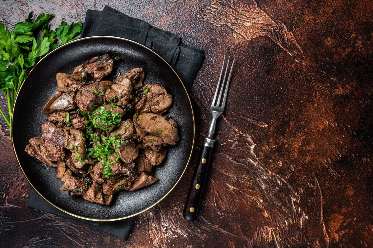 Fried,Chicken,Liver,With,Onions,And,Parsley,In,A,Plate.