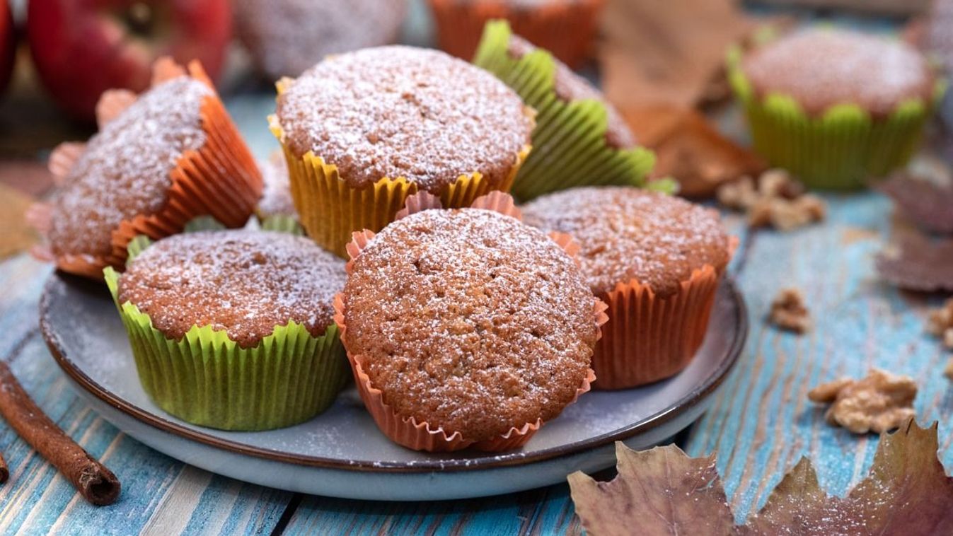 Így készül a habkönnyű almás-diós bögrés muffin /Fotó: Mindmegette