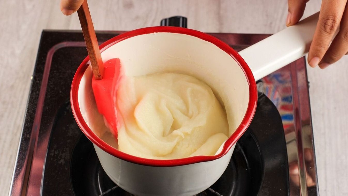 Close,Up,Woman,Making,Mashed,Potato,In,Sauce,Pan,,Mix