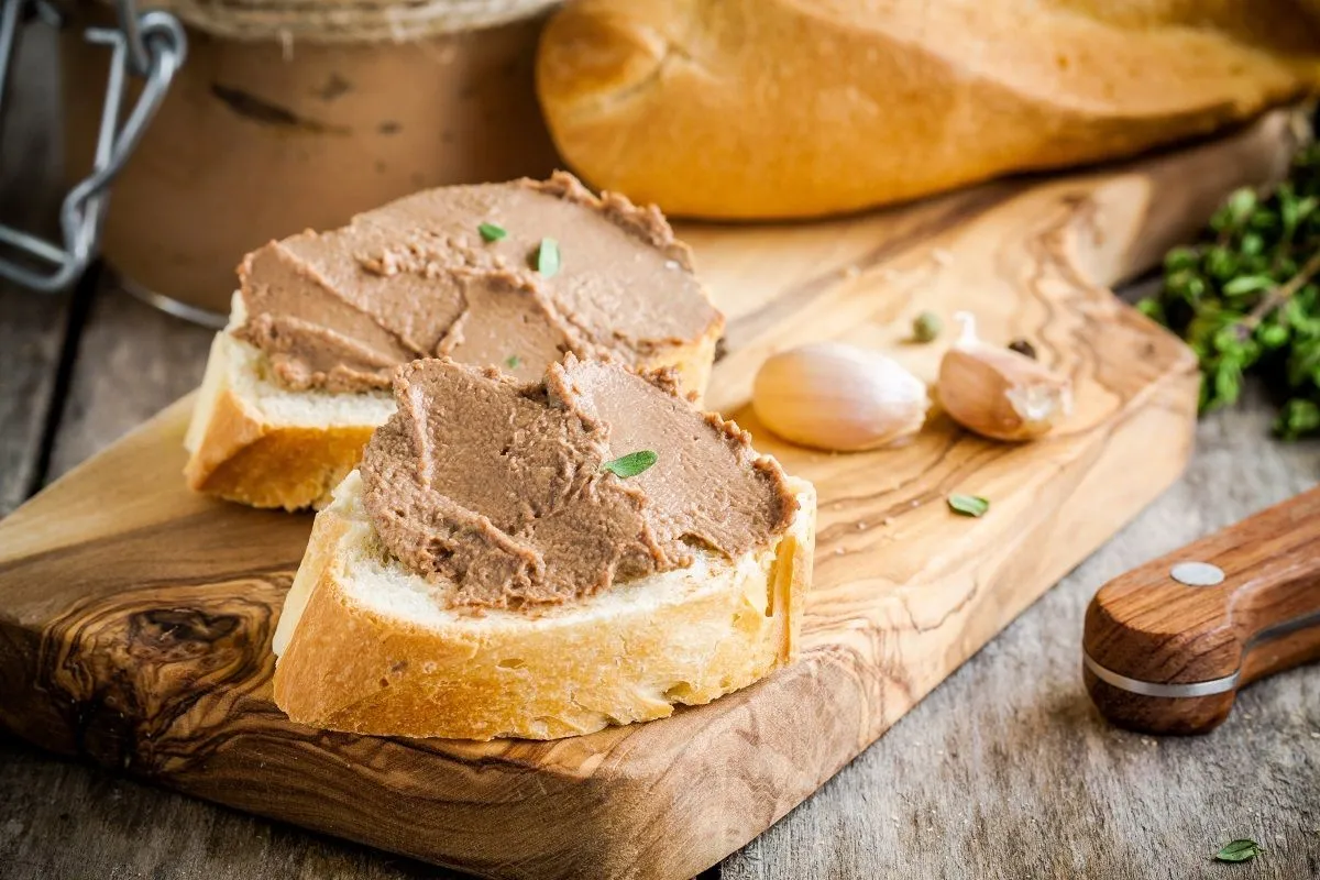 Sandwiches,With,Homemade,Chicken,Liver,Pate,For,Breakfast,On,Wooden