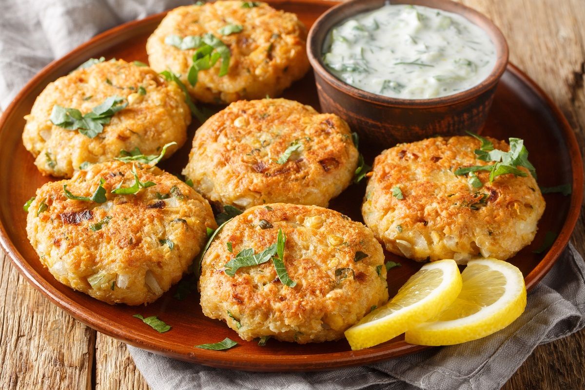 Chickpea,Fritters,With,Garlic,,Fresh,Herbs,,Spices,Served,With,Dipping