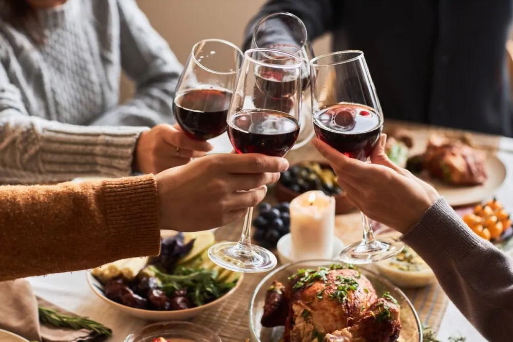 Side,View,Closeup,Of,Friends,Clinking,Red,Wine,Glasses,While